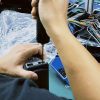 Tehničar provodi klupsko testiranje digitalne instrument table specifične za vozilo tokom pregleda garancije