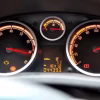 Tradicionalna analogna instrument tabla za automobile s mehaničkim brzinomjerom i tahometrom