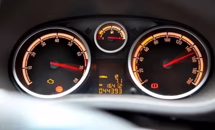 Tradicionalna analogna instrument tabla za automobile s mehaničkim brzinomjerom i tahometrom