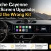 Unutrašnjost Porschea Cayenne 2018-2023 s ugrađenom nadogradnjom dvostrukog ekrana